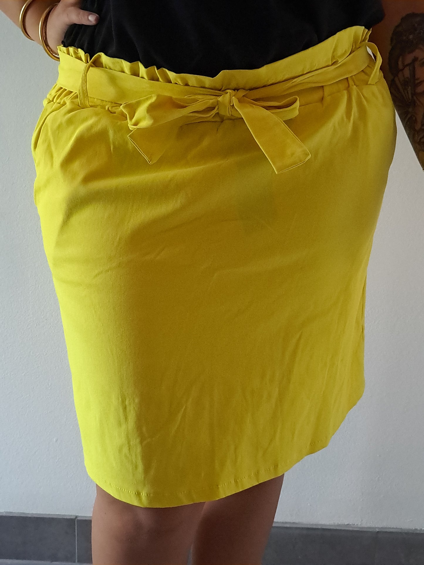 Jupe jaune élastique avec ceinture et poches