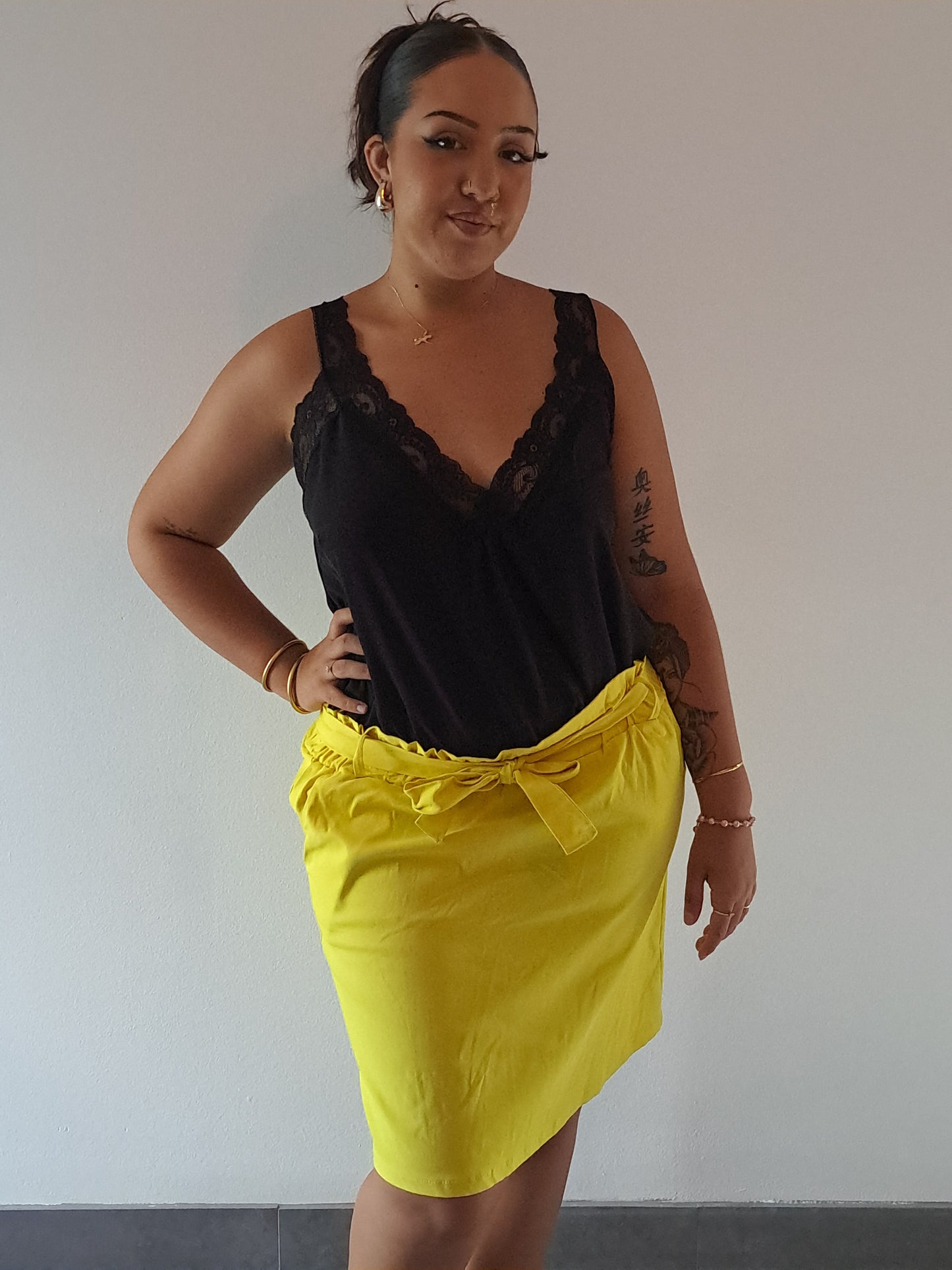 Jupe jaune élastique avec ceinture et poches