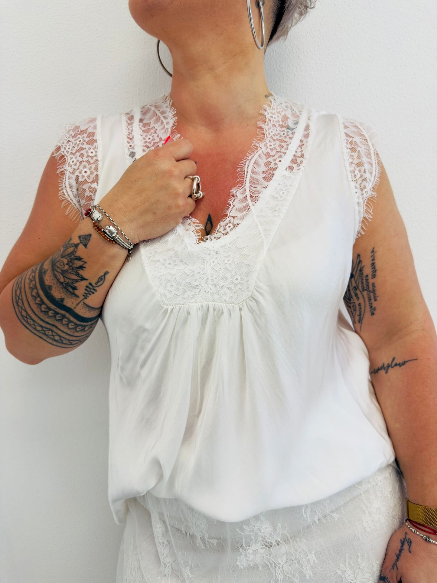 Top femme chic grande taille en viscose et soie blanc avec dentelle col – Courbes Divines Réunion