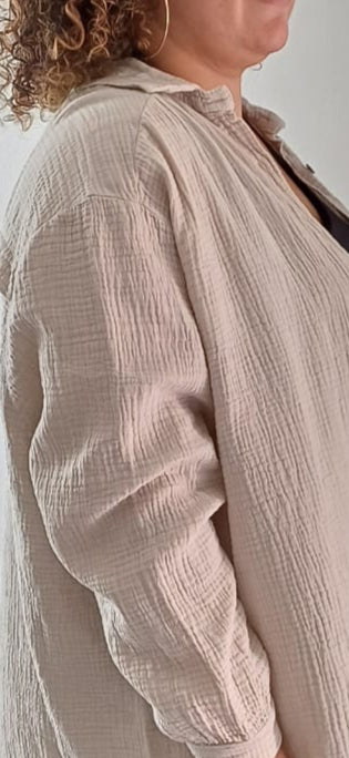 Vue côté chemise en coton femme gaufré beige avec motif discret dans le dos
