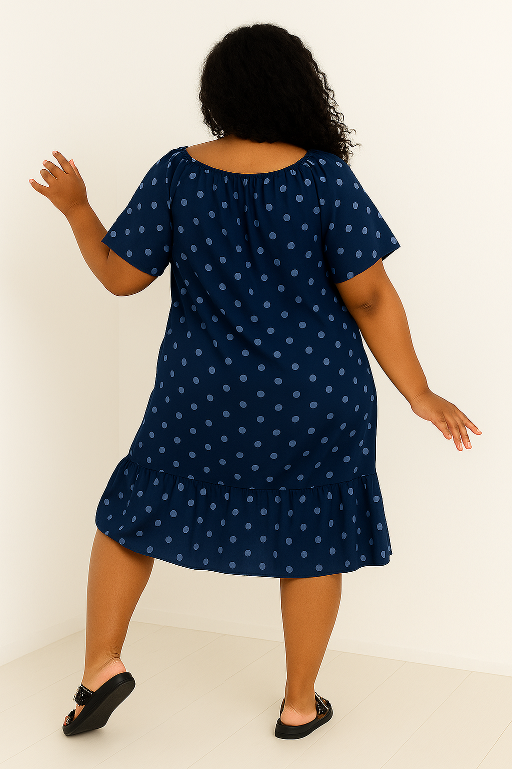 Robe en viscose bleu marine à pois, modèle femme grande taille, élégant et confortable, disponible du 42 au 48. Livraison rapide