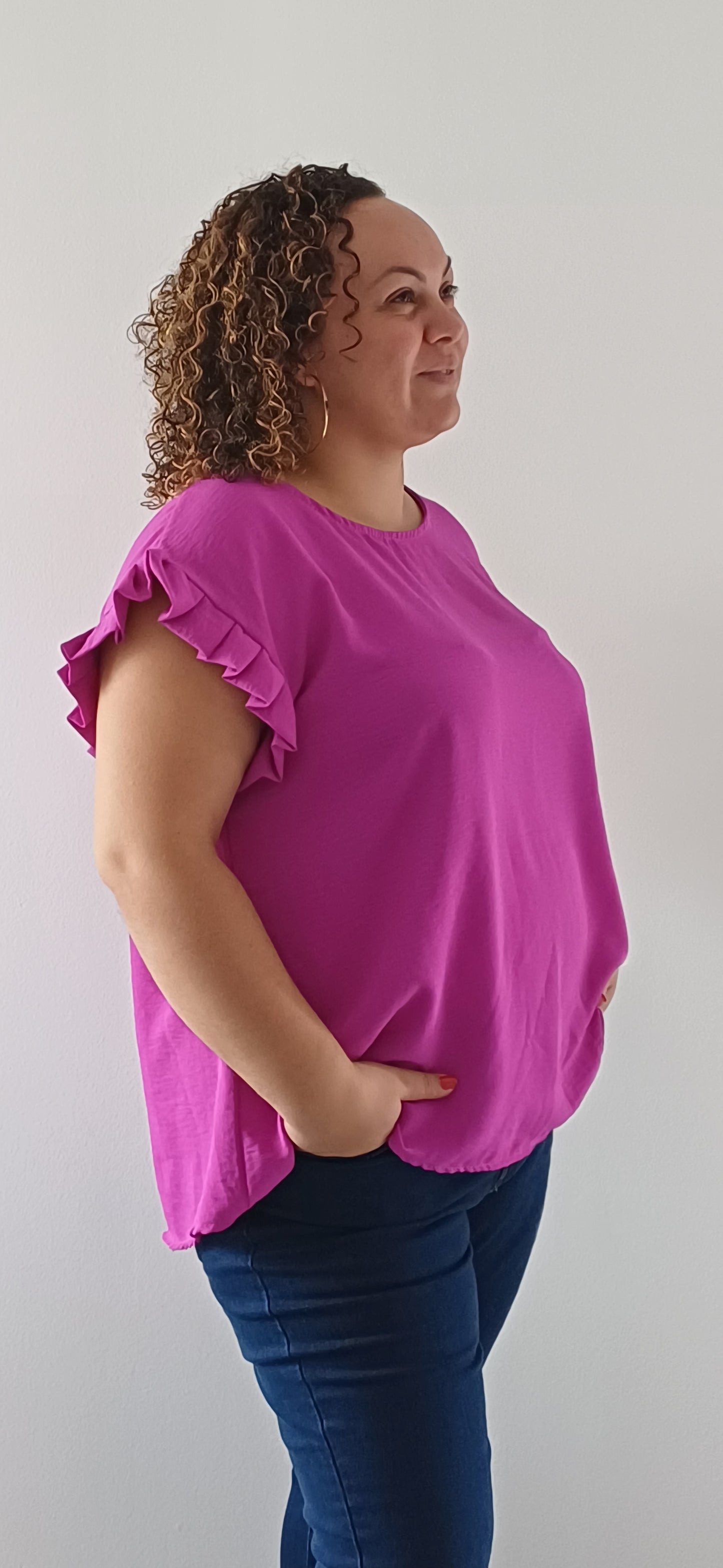 Blouse col rond fluide femme grande taille mauve associée à un pantalon chic