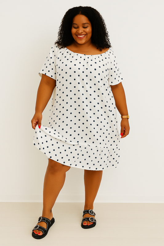 Robe blanche grande taille à pois noirs, coupe ample et épaules dénudées, en viscose légère pour toute l'année